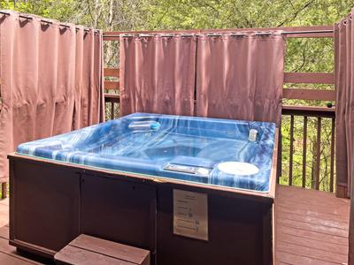 Baby Bear Cabin hot tub