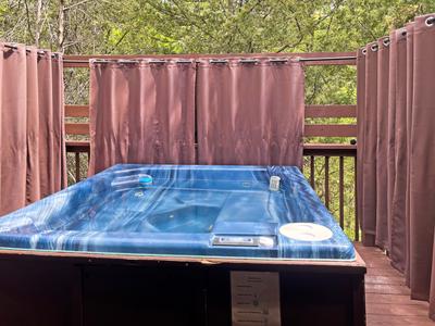Baby Bear Cabin hot tub