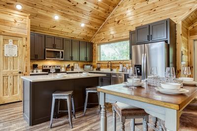 Mountain Memories dining area and kitchen