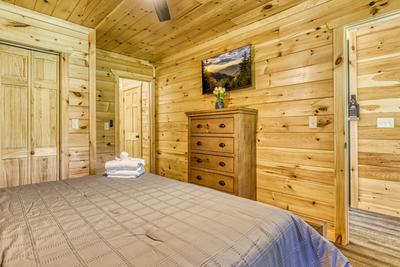 Mountain Memories main level bedroom with 40 inch TV