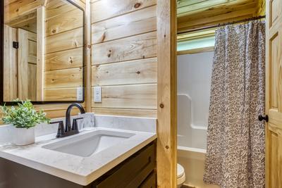 Mountain Memories main level bathroom with tub/shower combo