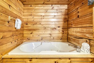 Lazy Man's Way main level bathroom with jacuzzi