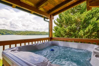 Lazy Man's Way hot tub overlooking Douglas Lake