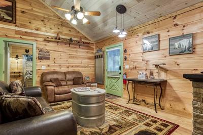 Sweet Tennessee Charm full size living room