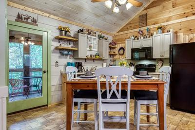 Sweet Tennessee Charm dining area