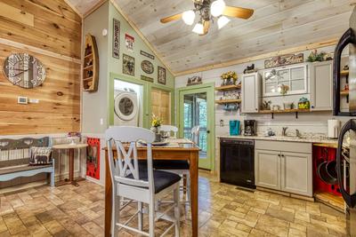Sweet Tennessee Charm dining area and fully furnished kitchen