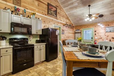 Sweet Tennessee Charm fully furnished kitchen and dining area