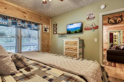 Sweet Tennessee Charm bedroom with a king size bed and 32 inch TV