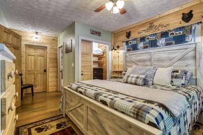 Sweet Tennessee Charm bedroom with a king size bed