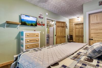 Sweet Tennessee Charm bedroom with a 32 inch TV and king size bed