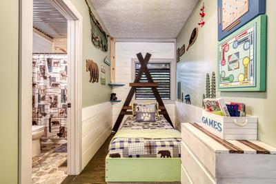 Sweet Tennessee Charm bathroom and single bed