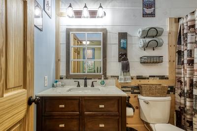 Sweet Tennessee Charm bathroom with single vanity