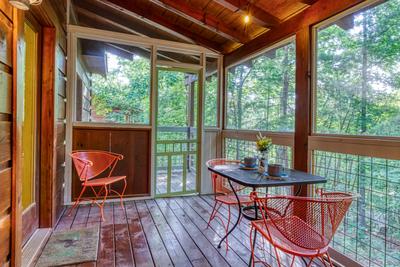 Sweet Tennessee Charm screened in back deck with wooded setting