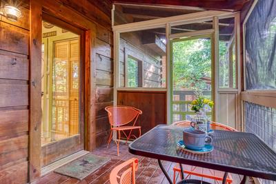 Sweet Tennessee Charm screened in back deck and side deck