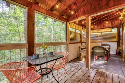 Sweet Tennessee Charm screened in back deck