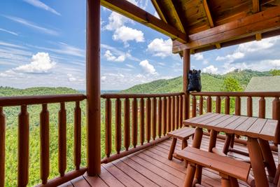 Wet and Wild main level deck with picnic table and panoramic mountain views