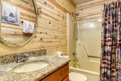 Heavenly Gaze bathroom with tub/shower combo
