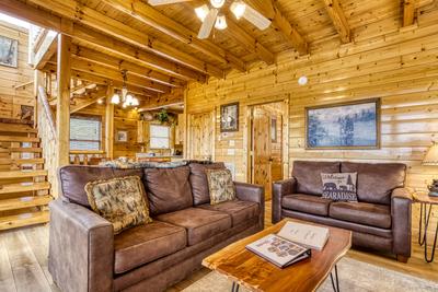 Awesome Views living room, dining area, and kitchen