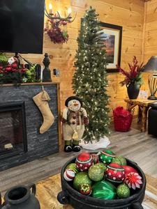 MounTown Moments Vista Winterfest decorations