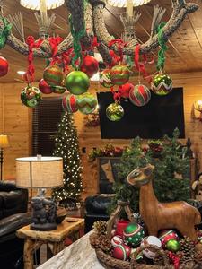 MounTown Moments Vista Holiday decorations