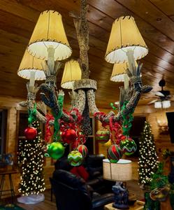 MounTown Moments Vista holiday decorations