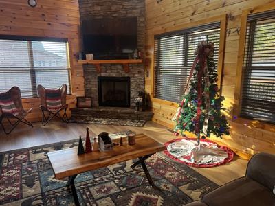 Cozy Cub Cabin Winterfest decorations