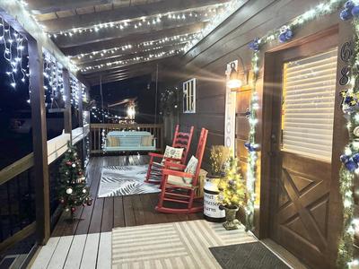 Sweet Tennessee Charm Winterfest decorations