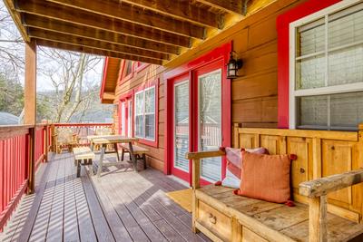 Ole Red covered front deck with sitting area