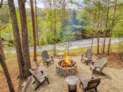 Sweet Dreams front yard with fire pit