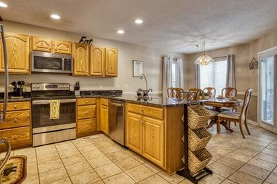 Triple the Mountain View Fully furnished kitchen and dining room