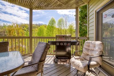 Triple the Mountain View main level deck with gas grill