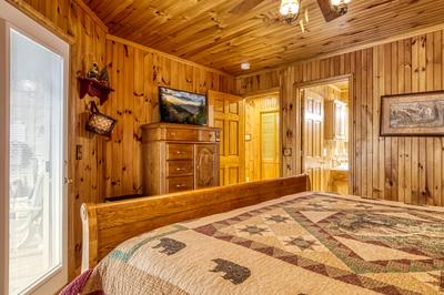 Triple the Mountain View lower level bedroom with king size bed