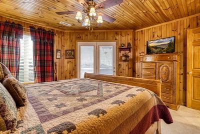 Triple the Mountain View lower level bedroom with king size bed