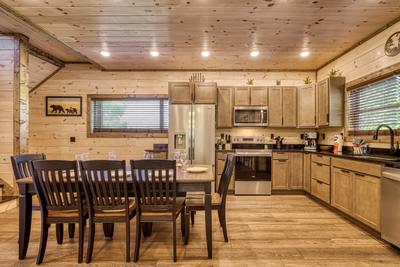 Honey Bear fully furnished kitchen and dining room