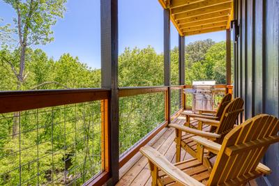 Honey Bear main level deck with gas grill and mountain views