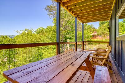 Honey Bear main level deck with mountain and city views and a picnic table