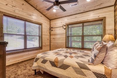 Honey Bear upper level bedroom with queen size bed