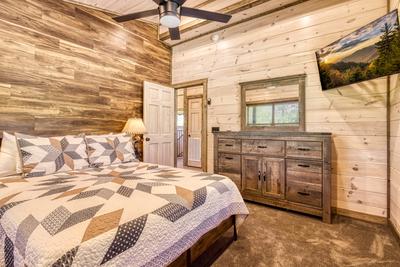 Honey Bear upper level bedroom with queen size bed and 43 inch TV