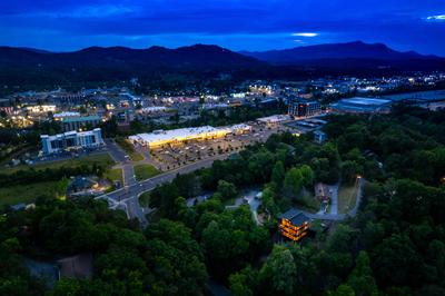 Honey Bear aerial view showing location to the parkway in Pigeon Forge