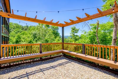 Honey Bear observation deck located next to parking lot