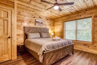 Mountain Memories king size bed in lower level bedroom