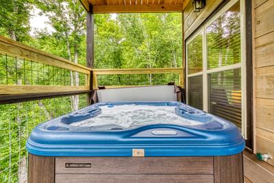 Mountain Memories lower level deck with hot tub