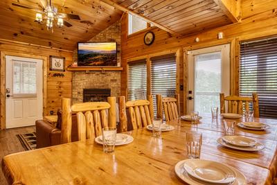 Bearadise Mountain Lodge dining table and living room