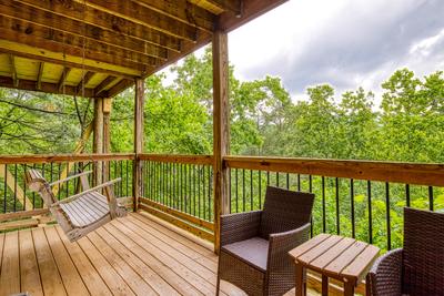 Bearadise Mountain Lodge middle level deck with swing
