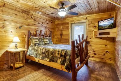 Bearadise Mountain Lodge bottom level bedroom with queen size bed