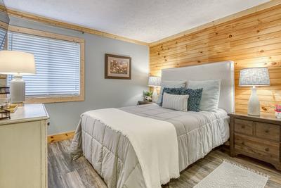 Ober the Rainbow bedroom with queen size bed