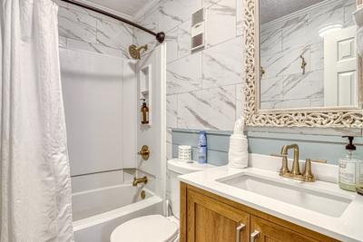 Ober the Rainbow bathroom with tub/shower combo