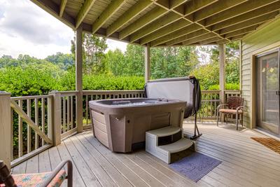 Triple the Mountain View lower level deck with sitting area and hot tub