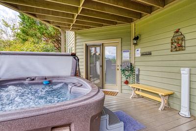 Triple the Mountain View hot tub on the lower level deck