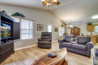 Lee's Creekside living room and dining area